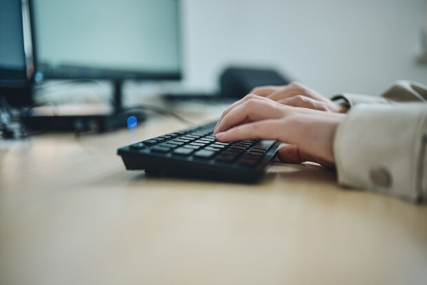 Arbeit mit Tastatur und Finanzsoftware